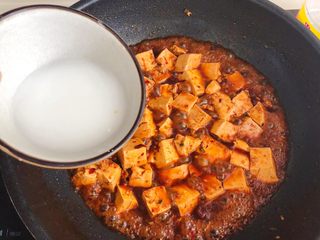 11、麻婆豆腐,加入淀粉水勾芡