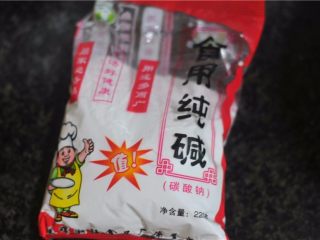 4、鲜掉眉毛的湘西特色美食——笋壳腊肉棕,糯米里加入少许的碱，腊肉清洗干净，稍微煎出多余的油脂