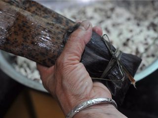 9、鲜掉眉毛的湘西特色美食——笋壳腊肉棕,用绳子将两端困紧（我们常常使用一种特别有韧劲的野草）