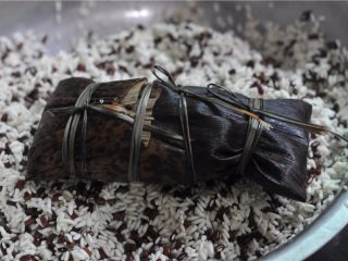 10、鲜掉眉毛的湘西特色美食——笋壳腊肉棕,中间还要捆上一根，因为在煮的时候米会涨发，因此困的时候一定要用力，以免在蒸煮的过程中散开