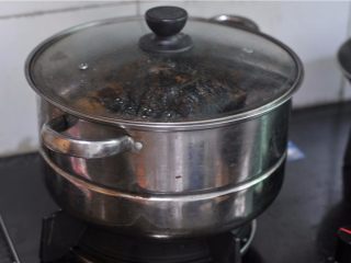 12、鲜掉眉毛的湘西特色美食——笋壳腊肉棕,大火煮开后转中小火，将粽子煮熟，这种普通锅，时间比较久，如果着急，用高压锅比较好