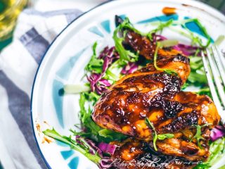 4、快手零失败的圣诞菜 蜜糖烤鸡翅+柠檬烤鸡,表皮有丰富的蜜糖酱，色泽光亮诱人 内里柔嫩多汁