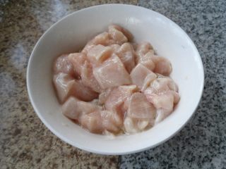 2、酱炒三丁,加少许盐、料酒腌渍5分钟，加适量水淀粉轻轻抓匀上浆 