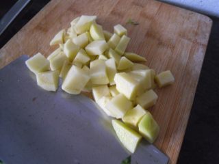 3、酱炒三丁, 把土豆去皮洗净切丁 