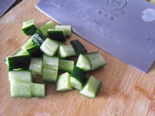 4、酱炒三丁, 把黄瓜洗净切丁 