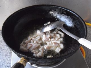 5、酱炒三丁,小火，放入浆好的鸡肉丁滑熟，盛出备用 
