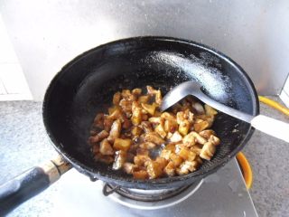 7、酱炒三丁,放入鸡肉丁，翻炒均匀 