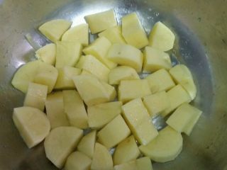 1、让你欲罢不能的欢乐土豆球,土豆，削皮，切块，上锅，蒸熟；