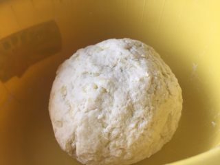 5、让你欲罢不能的欢乐土豆球,搅拌，然后揉成团；