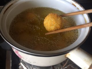 9、让你欲罢不能的欢乐土豆球,小火，慢慢炸至金黄；