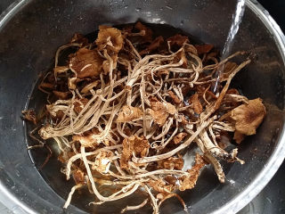 2、#菌类料理# 麻辣茶树菇干锅,取出茶树菇干放至盆中用清水泡开、大约泡了3个小时,因为是干茶树菇是需提前泡发的、若是新鲜茶树菇则不用了