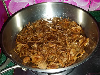 4、#菌类料理# 麻辣茶树菇干锅,有些泥沙需多洗几遍、干净后放入冷水锅中、煮开转小火慢炖40分钟左右、取一根尝尝看能嚼动才行,不烂再多煮一会儿