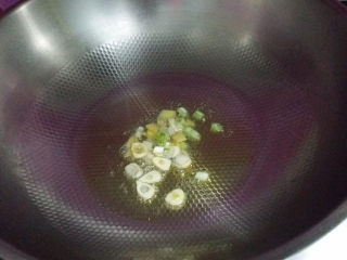 8、#菌类料理# 麻辣茶树菇干锅,另起锅倒入菜籽油烧热、下葱姜蒜爆香