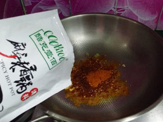 9、#菌类料理# 麻辣茶树菇干锅,倒入麻辣香锅调料、没有调料的亲可以网购,也可用火锅底料+豆瓣酱自己炒料