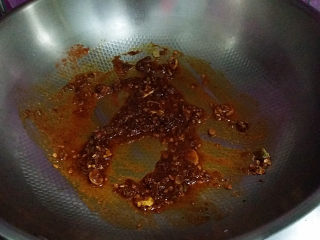 10、#菌类料理# 麻辣茶树菇干锅,倒入麻辣香锅调料、没有调料的亲可以网购,也可用火锅底料+豆瓣酱自己炒料