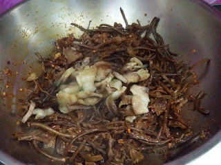 12、#菌类料理# 麻辣茶树菇干锅,下煎好的肉片炒匀