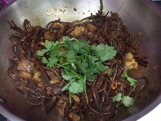 14、#菌类料理# 麻辣茶树菇干锅,再撒点芝麻和香菜增香增色