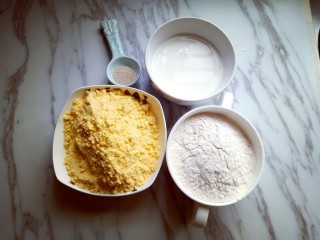 1、玉米花朵馒头,准备好食材。