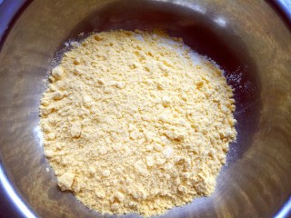 2、玉米花朵馒头,将玉米面粉和面粉混合在一个大的容器中。