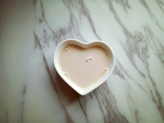 3、玉米花朵馒头,酵母粉，加入温水静止5分钟让其自然融化。