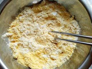 4、玉米花朵馒头,将酵母水加入面粉中，并用筷子搅拌均匀。