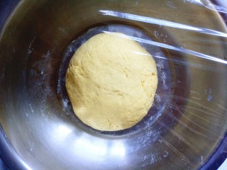 6、玉米花朵馒头,揉好的面团盖上保鲜膜进行发酵。