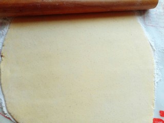 8、玉米花朵馒头,松弛好的面团用擀面杖擀片，不要太厚。