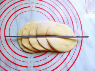 11、玉米花朵馒头,用一根筷子再中间压出印子。