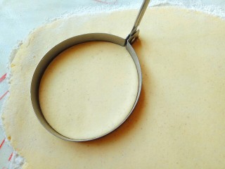 9、玉米花朵馒头,用圆形的磨具压出圆形。没有磨具的用米饭碗也可以哦，或者直接分成小面团用擀面杖擀圆也是可以的。