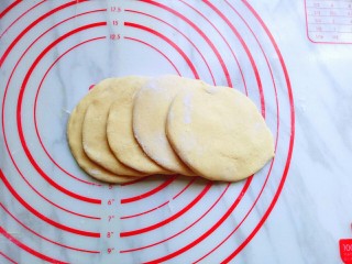 10、玉米花朵馒头,5片玉米面片一次排好。