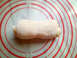 12、玉米花朵馒头,再从下到上卷起来。