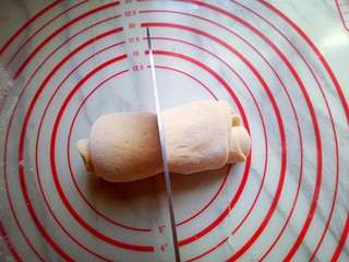 13、玉米花朵馒头,将卷好的玉米面面皮用刀从中间切开。