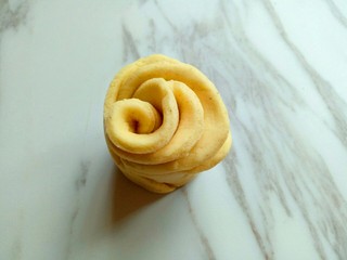 14、玉米花朵馒头,切好后用手稍微整理一下，做出花朵就可以，依次做完。