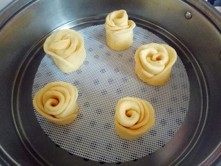 15、玉米花朵馒头,做好的玉米面多花馒头放入蒸锅中，进行二次发酵。发酵至原来的两倍大即可，冷水开始蒸，上汽后蒸12分钟，闷3分钟再打开盖子。