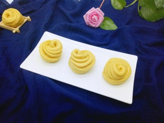 16、玉米花朵馒头,成品登场，一块可以吃的花朵馒头，赶快做起来哦。