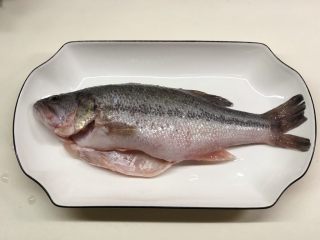 1、椒香葱油鲈鱼,鲈鱼一条，洗净