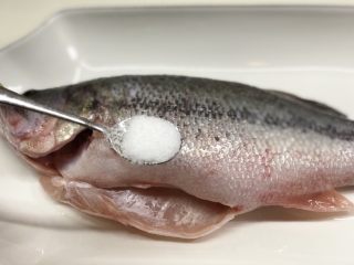 2、椒香葱油鲈鱼,取盐抹匀鱼身，腌制15-20分钟