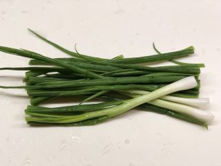 3、椒香葱油鲈鱼,小葱洗净