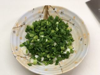 4、椒香葱油鲈鱼,切成葱花备用