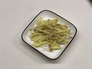 6、椒香葱油鲈鱼,切成丝