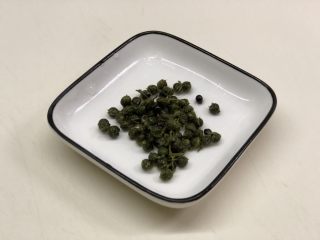 7、椒香葱油鲈鱼,准备好藤椒