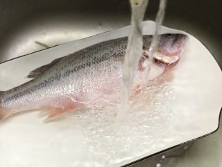10、椒香葱油鲈鱼,腌制完成，冲洗干净