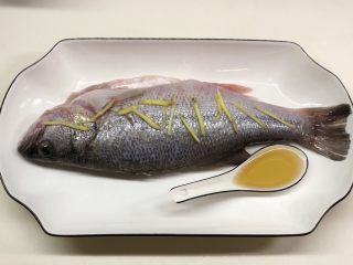 12、椒香葱油鲈鱼,淋上黄酒