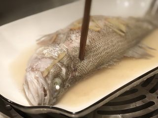 14、椒香葱油鲈鱼,大火五分钟转小火5-7分钟后，开盖用筷子插入鱼身最厚处测试（鱼大要再多蒸几分钟）