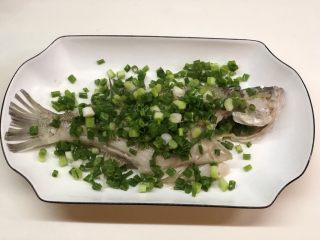 17、椒香葱油鲈鱼,取出鲈鱼，撒上葱花