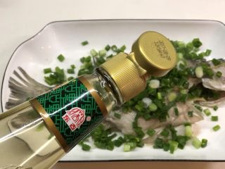 18、椒香葱油鲈鱼,淋上蒸鱼豉油