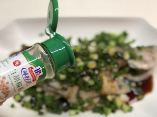 19、椒香葱油鲈鱼,均匀的撒上白胡椒粉