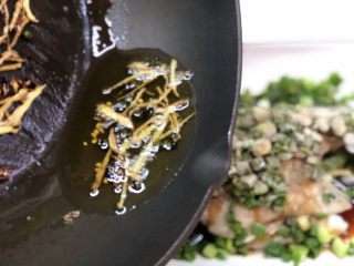 21、椒香葱油鲈鱼,淋上热油，煸炒过的姜丝这些可不要丢了，一起放入