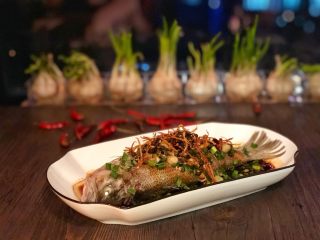23、椒香葱油鲈鱼,美美的摆个拍，天气太冷，赶紧开饭✌️