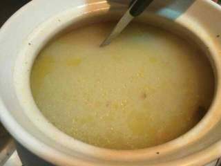 1、自制高汤火锅,这是早上就炖的牛尾汤